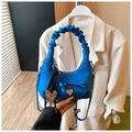 Detail der kobaltblauen Wildledertasche mit gerafftem Griff und Herz-Metallanhänger - Blau