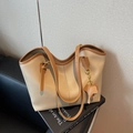 Grande borsa tote beige con finiture in pelle marrone e ciondolo a forma di elefante - Cachi