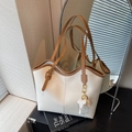 Borsa tote bianca minimalista con manici marroni e ciondolo a forma di elefante - Bianco Sporco