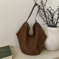 Dettaglio della borsa tote in pelle scamosciata marrone scuro con finiture in pelle liscia - Marrone