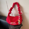 Rote Canvas-Tasche mit plissiertem Griff, süßem Anhänger und weißem Logo-Aufdruck - Weinrot Mit Anhänger