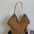 Grande borsa shopping marrone in pelle scamosciata dal design minimalista a spalla - Marrone