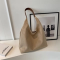 Sac fourre-tout hobo en daim beige avec bandoulière en cuir marron et design spacieux - Blanc Cassé