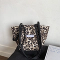 Leopard-Canvas-Einkaufstasche mit schwarzen Seilgriffen und Markenetikett-Detail - Weiß