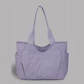 Detailansicht einer lavendelfarbenen Nylon-Tragetasche mit Vordertaschen und breiten Trägern - Lila