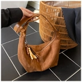 Detail der braunen Wildleder-Hobo-Tasche mit ethnischen Holzperlenquasten und Gurt - Mit Anhänger / Braun