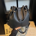 Schwarze Beuteltasche mit Litschi-Muster und breitem geometrischem Gurt für Crossbody-Stil - Schwarze Litschikorn Eimertasche / Schwarz