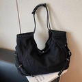 Schwarze Denim-Hobo-Tasche mit Kordel-Schultergurten und silbernen Metallring-Details - Schwarz