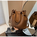 Braune Eimer-Tasche aus Leder mit breitem, besticktem Vintage-Schultergurt - Kaffee Litschikorn Eimertasche / Kaffeebraun