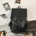 Zaino rétro in pelle nera con trama litchi e logo EDAN su scaffale in rete metallica - Nero