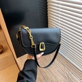 Borsa a sella nera opaca minimalista con chiusura a trapezio dorata e catena decorativa - Nero