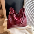 Bolso tote grande de color rojo vino en cuero PU liso con detalles de hebillas - Rojo