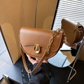 Borsa a sella marrone a mezzaluna con catena dorata e finitura in ecopelle testurizzata - Marrone