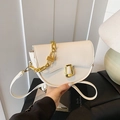 Elegante borsa a sella bianco sporco con manico a catena dorata e tracolla in pelle - Bianco