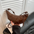 Bolso de media luna en charol marrón oscuro con correa anudada y acabado brillante - Marrón