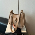 Borsa tote minimalista in pelle marrone chiaro con fibbia elegante e tracolla regolabile - Cachi