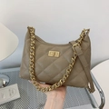 Bolso tipo dumpling acolchado en marrón con cadena dorada y cierre metálico elegante - Caqui
