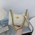Bolso acolchado en cuero crema con cadena dorada y cierre de giro elegante - Blanco Roto