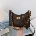 Bolso hobo acolchado marrón oscuro con correa ajustable y cadena dorada llamativa - café