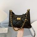 Bolso de hombro acolchado negro de moda con cadena dorada y cierre de giro - Negro