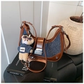 Schultertasche aus blauem Denim und braunem Leder mit süßem Teddybär-Anhänger - Braun mit Anhänger