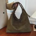 Borsa tote in pelle scamosciata verde oliva con tracolla larga e design opaco - Verde