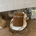 Mini-Eimerbeutel in Kaffeebraun aus mattem Wildleder mit Griff und Umhängeriemen - Braun mit Anhänger