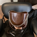 Vintage dunkelbraune Beuteltasche mit glänzendem Öl-Wachs-Finish und Silberkette - Kaffeebraun