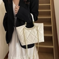 Sac fourre-tout matelassé beige avec chaîne dorée et intérieur spacieux - Blanc