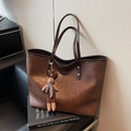 Vintage donkerbruine grote tote bag van kunstleer met een konijntjes hanger en metalen klinknagels - Koffie met Hanger