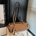 Borsa baguette marrone in finto camoscio con ciondolo di perline e spalline sottili - Marrone con ciondolo