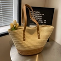Große Strandtasche aus Stroh in Beige und Braun mit Ledergriffen für Damen im Urlaub - Gebrochenes Weiß