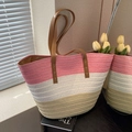 Gestreifte Strandtasche aus Stroh in Pink und Weiß mit braunen Ledergriffen für Damen - Rosa
