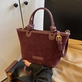 Elegante burgunderrote Wildledertasche mit geknotetem Ledergriff und verstellbarem Gurt - Fuchsie