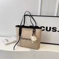 Beigefarbene gewebte Stroh-Tote-Bag mit schwarzem Summer-Aufdruck und Ledergriffen - Schwarz mit Anhänger
