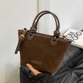 Dunkelbraune Wildleder-Eimertasche mit Knotengriff und verstellbarem Umhängeriemen - Braun