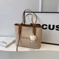 Beige gewebte Strandtasche aus Stroh mit braunen Ledergriffen und Schafanhänger - Braun mit Anhänger