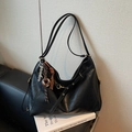 Vielseitige schwarze große Shopper-Tasche mit verstellbaren Riemen und Donut-Anhänger - Mit Anhänger / Schwarz