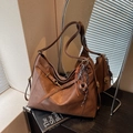 Vintage braune Leder-Hobo-Tasche mit dekorativem Gürtel und Donut-Anhänger für Damen - Mit Anhänger / Braun