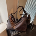 Große braune Hobo-Tasche aus Leder mit Vintage-Textur und Metallösen-Verzierungen - Mit Anhänger / Kaffeebraun