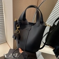 Sac seau chic en cuir noir à motif litchi avec breloque éléphant et détails dorés - Noir