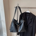 Große schwarze Kunstleder-Tragetasche mit goldener Schnalle und eleganten Schultergurten - Ohne Anhänger / Schwarz