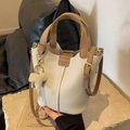 Sac seau crème avec poignées marron et un joli accessoire de charme en cuir éléphant - Blanc Cassé