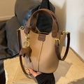 Sac seau en cuir beige et marron avec pendentif éléphant et détails en métal doré chic - Kaki