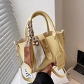 Gelbe Eimertasche mit Litschi-Muster, Seidenschal-Griff und goldenem Drehverschluss - Gelb