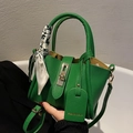 Grüne Leder-Eimertasche mit Tragegriffen, Seidenschal-Detail und verstellbarem Schultergurt - Grün