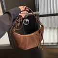 Borsa a mezzaluna in camoscio marrone con tracolla annodata e dettagli di cucitura - caffè