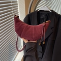 Borsa a mezzaluna in camoscio bordeaux con cuciture verticali e cerniera dorata elegante - Borgogna