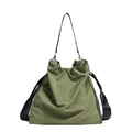 Bolso tote minimalista grande de nailon verde militar con cordón y correa de hombro - Verde