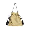 Bolso tote de lona caqui minimalista con cierre de cordón y correas negras delgadas - Caqui